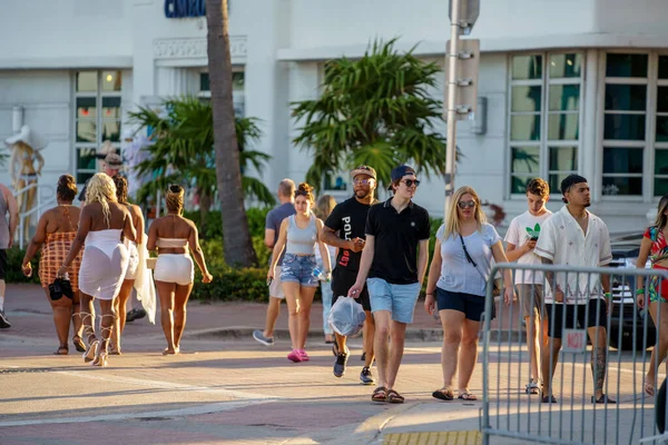 美国佛罗里达州劳德代尔堡 Fort Lauderdale 2022年3月27日 A1A号劳德代尔堡 Fort Lauderdale 的人们穿过马路 — 图库照片