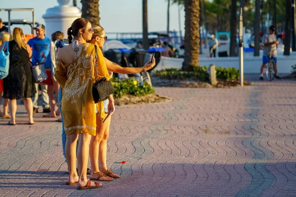 Fort Lauderdale Usa March 2022 Friends Taking Selfies Spring Break — Stock Photo, Image