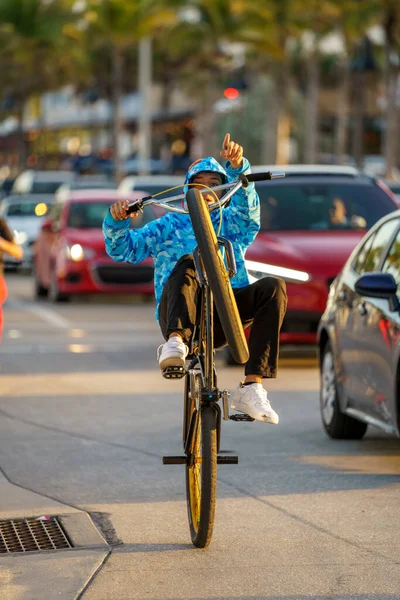 Fort Lauderdale Usa March 2022 Young Teenager Riding Bike Wheelie — Stock Photo, Image