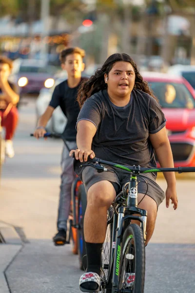 Fort Lauderdale Usa Mars 2022 Ung Tonåring Cyklar Fort Lauderdale — Stockfoto