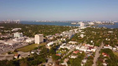  Miami 79. Cadde 'den hava görüntüleri batıdan yaklaşıyor.