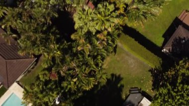 Konut evlerinin üzerinde uçan hava aracı