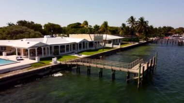 Miami 'deki lüks liman evleri. 4K hava aracı klibi.
