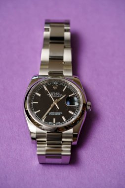 Rolex Date 'in stüdyo fotoğrafı. Sadece 116200 siyah kadranlı.