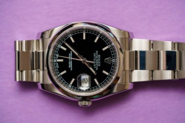 Rolex Date 'in stüdyo fotoğrafı. Sadece 116200 siyah kadranlı.