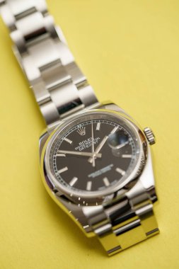 Rolex Date 'in stüdyo fotoğrafı. Sadece 116200 siyah kadranlı.