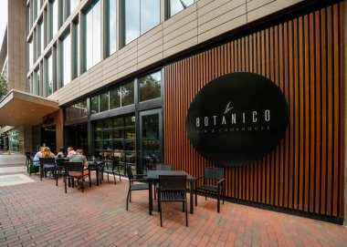 Büyük bir penceresi ve bir bardak şarabı olan restoran kafesi.