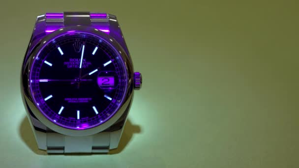 Filmik Zegarkiem Rolex Datejust Oświetlonym Czarnym Światłem Pokazującym Świecące Znaczniki — Wideo stockowe