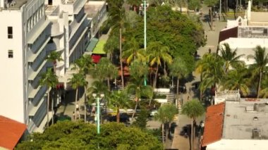 Miami Beach Lincoln Yolu 'ndaki hava yakınlaştırma dükkanları.