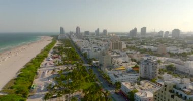 Ocean Drive Miami Beach dolaylarında 2022-5k insansız hava aracı videosu