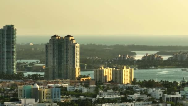 空中パンニングはマイアミビーチ沿岸のマンションビルを入り口で撃った 7倍望遠ズームレンズショット — ストック動画