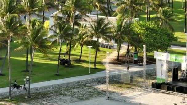 Aerial Zoom Video Pedestrian Pathway Ocean Drive Miami — стокове відео