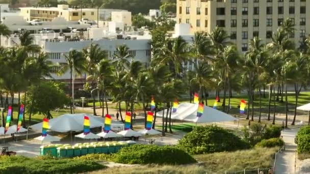 Arco Iris Banderas Miami Beach Zoom Vídeo Aéreo Drone — Vídeo de stock