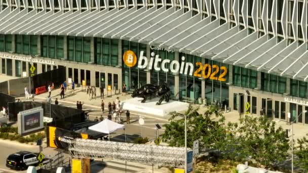 Flygfoto Närbild Miami Bull Vid Bitcoin Conference 2022 — Stockvideo