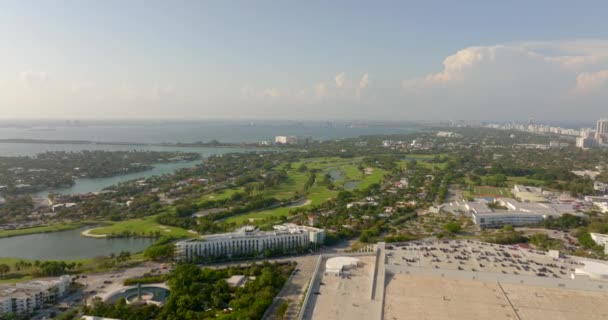 Antenn Drönare Video Miami Beach Landskap Golfbana Scen — Stockvideo