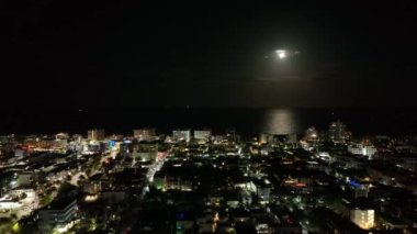 Miami Plajı 'nda Ay, 4K gece drone videosu.
