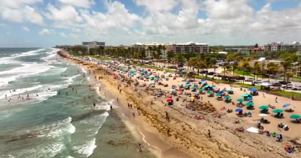 Turyści Powracający Plażę Całkowitym Zniesieniu Ograniczeń Związanych Covid Filmik Dronem — Wideo stockowe