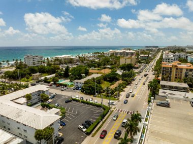 Deerfield Beach Florida 'da alışveriş ve tatil köyleri.