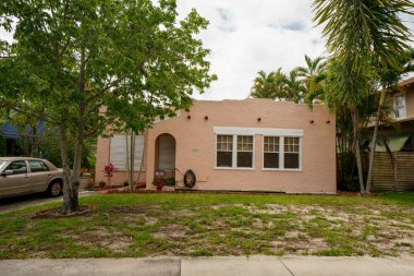 West Palm Beach, FL, ABD - 21 Nisan 2022: Eski Northwood Tarihi Bölgesi 'ndeki tarihi bir evin fotoğrafı