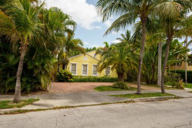 West Palm Beach, FL, ABD - 21 Nisan 2022: Eski Northwood Tarihi Bölgesi 'ndeki tarihi bir evin fotoğrafı