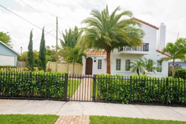 West Palm Beach, FL, ABD - 21 Nisan 2022: Eski Northwood Tarihi Bölgesi 'ndeki tarihi bir evin fotoğrafı