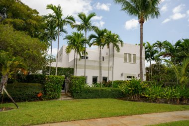 West Palm Beach, FL, ABD - 21 Nisan 2022: Eski Northwood Tarihi Bölgesi 'ndeki tarihi bir evin fotoğrafı