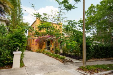 West Palm Beach, FL, ABD - 21 Nisan 2022: Eski Northwood Tarihi Bölgesi 'ndeki tarihi bir evin fotoğrafı