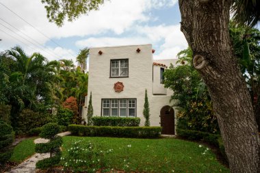 West Palm Beach, FL, ABD - 21 Nisan 2022: Eski Northwood Tarihi Bölgesi 'ndeki tarihi bir evin fotoğrafı