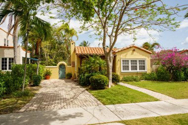 West Palm Beach, FL, ABD - 21 Nisan 2022: Eski Northwood Tarihi Bölgesi 'ndeki tarihi bir evin fotoğrafı