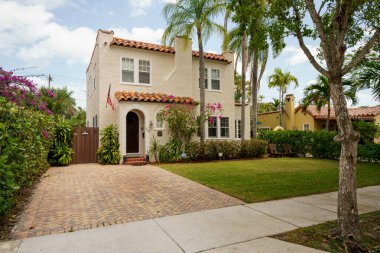 West Palm Beach, FL, ABD - 21 Nisan 2022: Eski Northwood Tarihi Bölgesi 'ndeki tarihi bir evin fotoğrafı