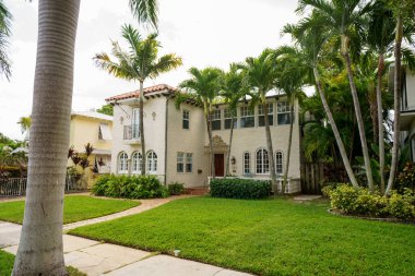 West Palm Beach, FL, ABD - 21 Nisan 2022: Eski Northwood Tarihi Bölgesi 'ndeki tarihi bir evin fotoğrafı