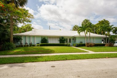 West Palm Beach, FL, ABD - 21 Nisan 2022: Eski Northwood Tarihi Bölgesi 'ndeki tarihi bir evin fotoğrafı