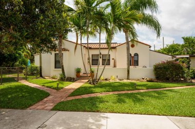 West Palm Beach, FL, ABD - 21 Nisan 2022: Eski Northwood Tarihi Bölgesi 'ndeki tarihi bir evin fotoğrafı