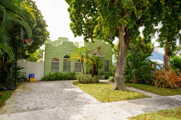 West Palm Beach, FL, ABD - 21 Nisan 2022: Eski Northwood Tarihi Bölgesi 'ndeki tarihi bir evin fotoğrafı