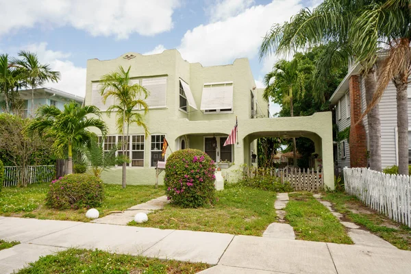 West Palm Beach, FL, ABD - 21 Nisan 2022: Eski Northwood Tarihi Bölgesi 'ndeki tarihi bir evin fotoğrafı