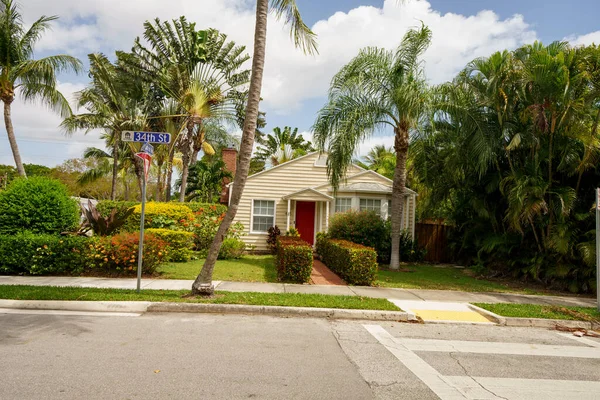 West Palm Beach, FL, ABD - 21 Nisan 2022: Eski Northwood Tarihi Bölgesi 'ndeki tarihi bir evin fotoğrafı