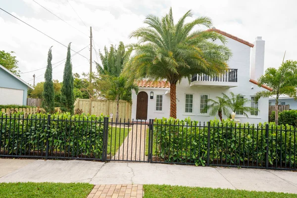 West Palm Beach, FL, ABD - 21 Nisan 2022: Eski Northwood Tarihi Bölgesi 'ndeki tarihi bir evin fotoğrafı