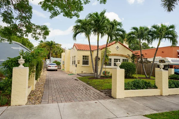 West Palm Beach, FL, ABD - 21 Nisan 2022: Eski Northwood Tarihi Bölgesi 'ndeki tarihi bir evin fotoğrafı