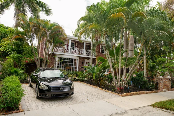 West Palm Beach, FL, ABD - 21 Nisan 2022: Eski Northwood Tarihi Bölgesi 'ndeki tarihi bir evin fotoğrafı