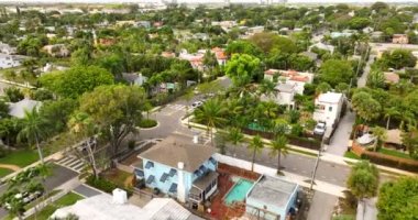 Batı Palm Beach 'teki Northwood Shores mahallesinde tarihi evler. 5k hava aracı videosu