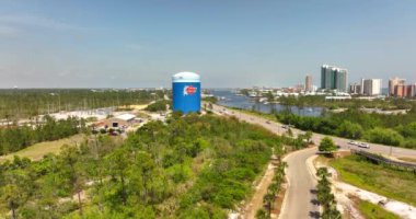 Havadan yükselen Orange Beach Alabama su kulesi