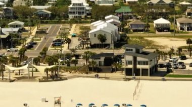 Cankurtaran istasyonu ve umumi tuvaletler Gulf Shores Sahili Alabama. 4k telefoto insansız hava aracı