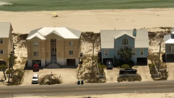 メキシコ湾海岸アラバマ州のウォーターフロントの家の4K望遠ズームレンズビデオ — ストック動画