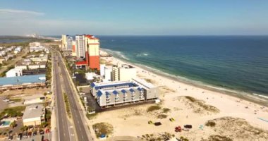 Körfez kıyısındaki Alabama plajı boyunca apartman daireleri.