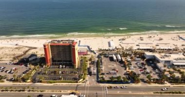 Hangout Körfezi Sahilleri açık hava sahasında canlı müzik partisi havası var.