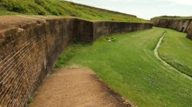 Bir kale hendeğine doğru yürüyorum.