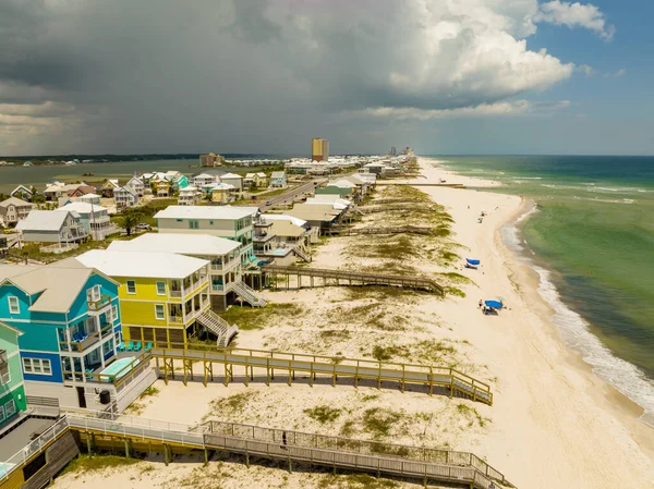 Gulfshores Alabama 'da havadan çekilmiş lüks deniz manzaralı evler.