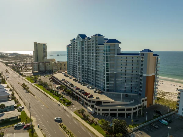 Deniz feneri dairesinin havadan çekilmiş fotoğrafı.