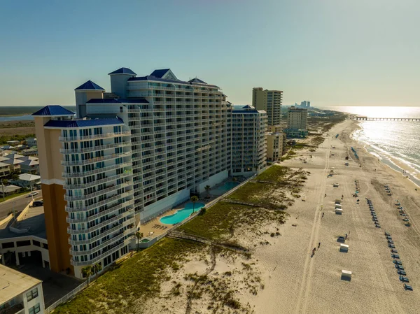 Deniz feneri dairesinin havadan çekilmiş fotoğrafı.