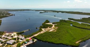 Florida Keys 'deki John Pennekamp Eyalet Parkı' nda 5k İHA videosu